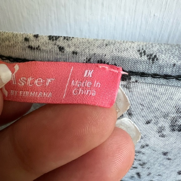 Elegant Black and Red Floral Blouse - Picture 3 of 4